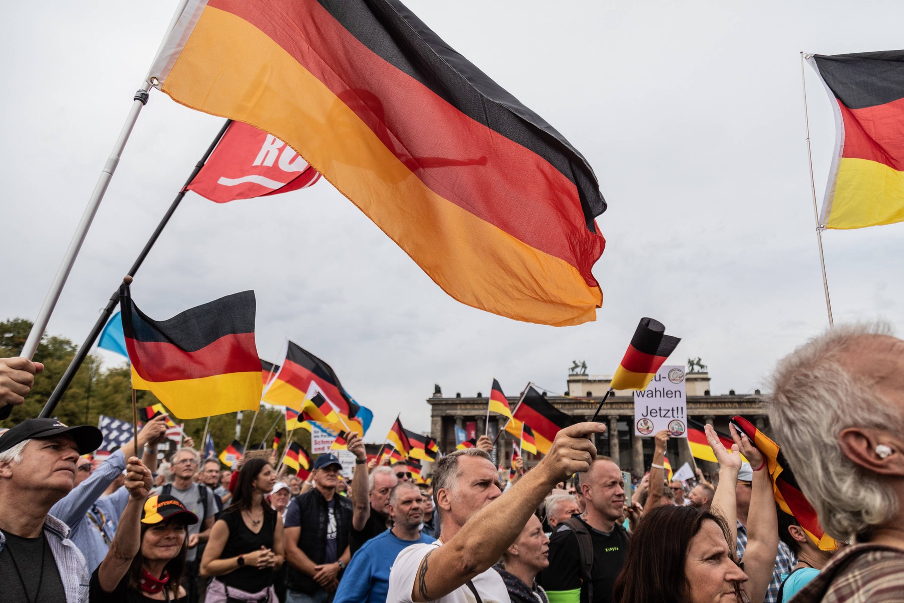 Politico: „Zidul de apărare” împotriva extremei drepte din Germania se prăbușește