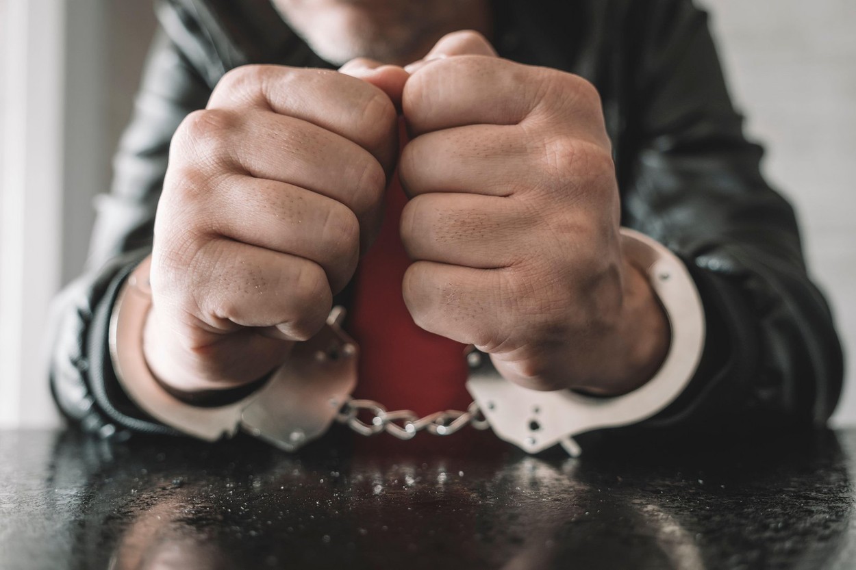 „Moartea a fost violentă”. Un polițist local din Arad a fost reținut după ce a torturat un bărbat până a murit