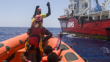 migranți pe mare salvați de o navă