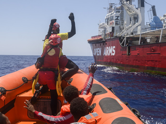 L’Italia sequestra la nave spagnola che soccorreva i migranti nel Mediterraneo