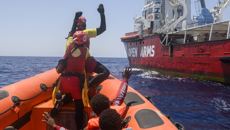 migranți pe mare salvați de o navă