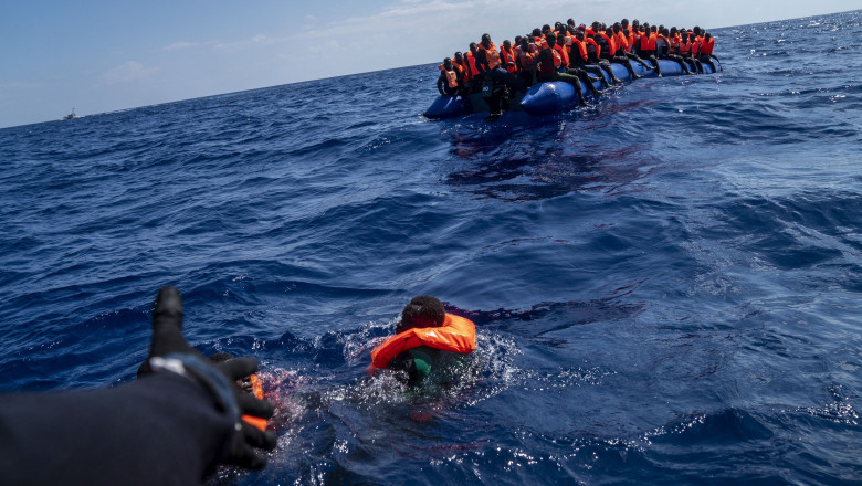Migranți salvați pe mare.