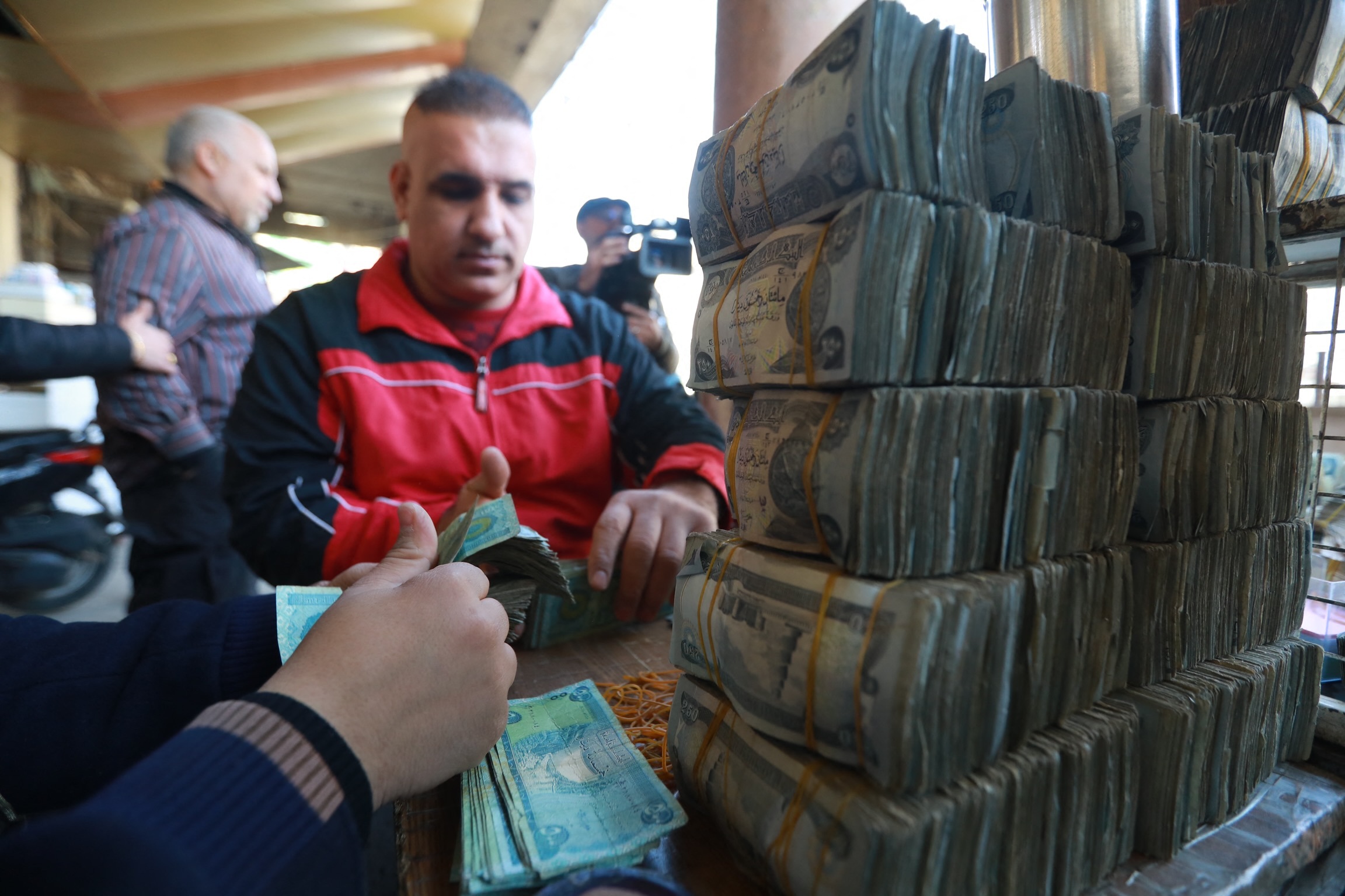 Irak interzice retragerile de numerar și tranzacțiile în dolari americani de la 1 ianuarie 2024