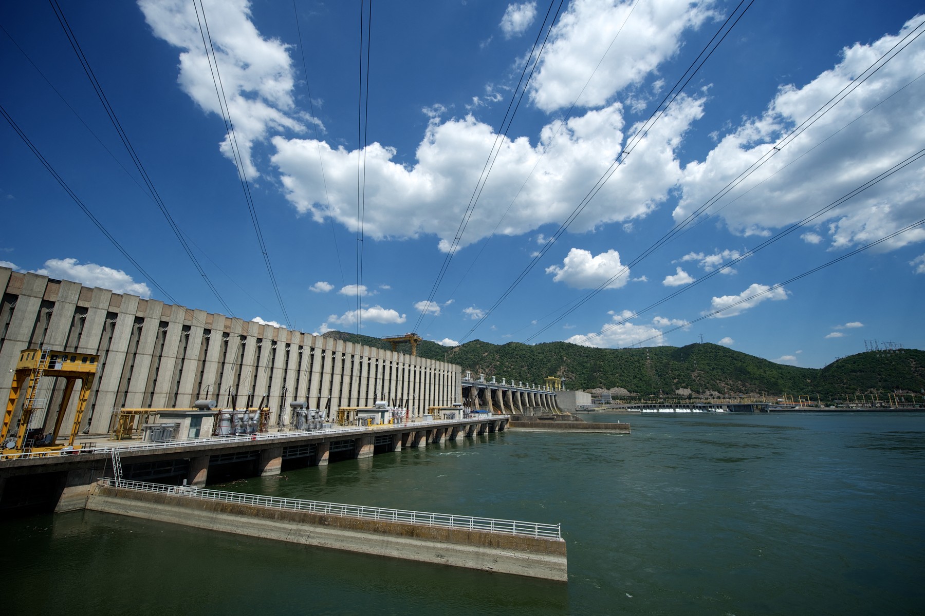 Reuters: Europa Centrală și de Est ar putea atrage industrii afectate de criza energiei. România, în topul țărilor cu surse nepoluante