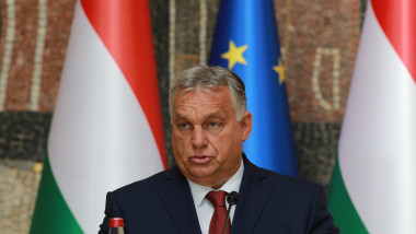 orban vorbește cu steaguri în spate