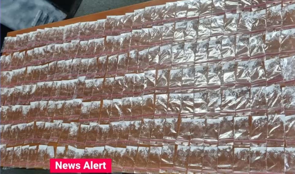 Un băiat de 16 ani a fost prins cu peste 200 de pliculețe cu droguri în centrul Bucureștiului