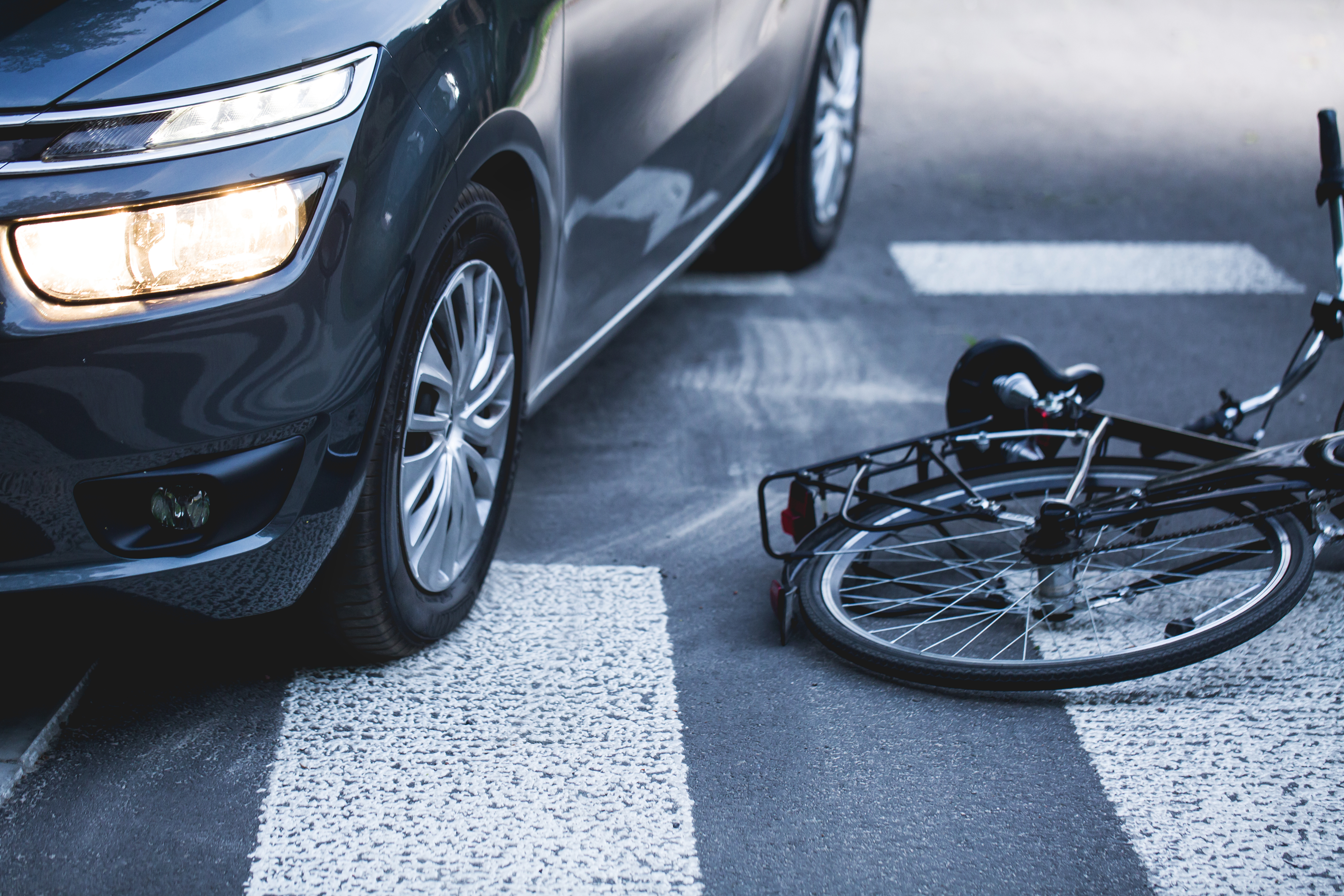 Un şofer din Hunedoara a făcut infarct după ce a lovit un biciclist căzut pe stradă