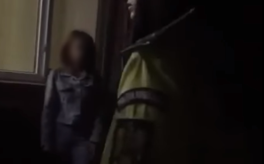 Anchetă disciplinară în Poliţia Giurgiu, după ce un poliţist a fost filmat când agresează fizic şi verbal copii instituţionalizați