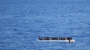 Migranți in barca pe Marea Mediterană