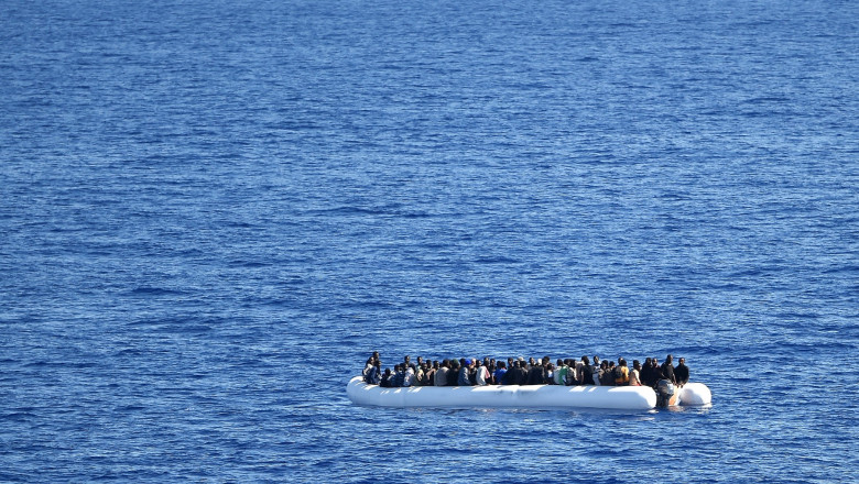 Migranți in barca pe Marea Mediterană