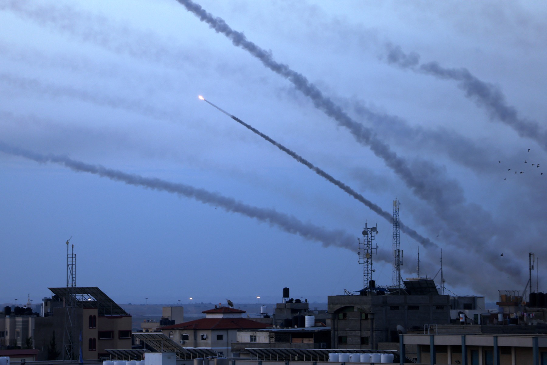Stare de război în Israel - zeci de rachete au fost trase din Gaza. 1 mort și 3 răniți. Palestinieni înarmați s-au infiltrat în Israel