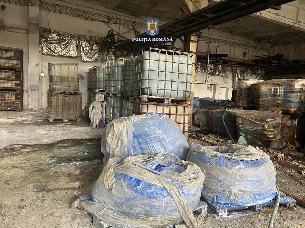 Tone de deșeuri periculoase și gunoaie au fost descoperite de polițiști la o societate comercială