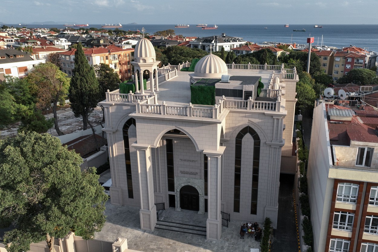 Turcii inaungurează Biserica Ortodoxă Sfântul Efrem. Este prima biserică clădită de la înființarea republicii, acum 100 de ani