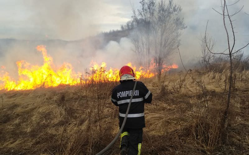 Incendiu devastator în județul Dolj. 12 case au luat foc și 5 persoane intoxicate cu fum au fost transportate la spital