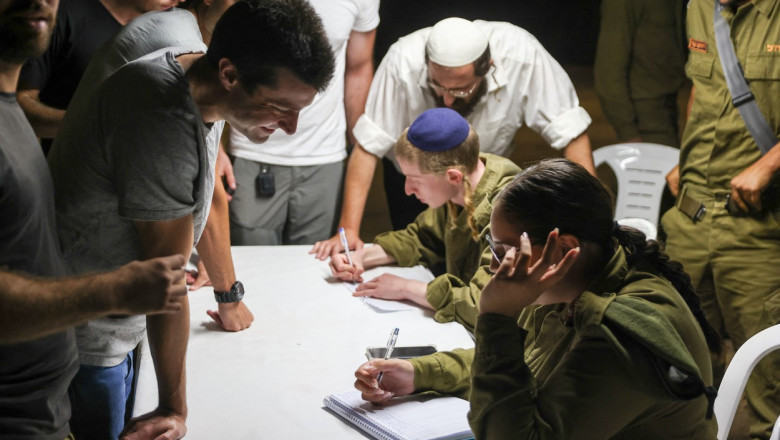 soldați rezerviști se înscriu în serviciul în Israel