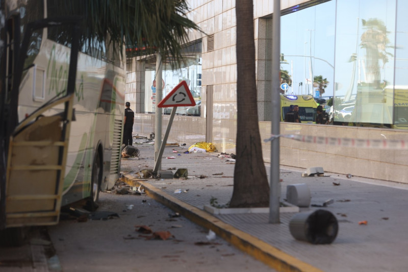 Three dead and two seriously injured after being hit by a bus that lost control at the entrance to Cádiz