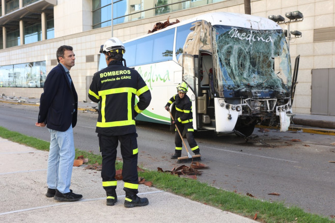 Three dead and two seriously injured after being hit by a bus that lost control at the entrance to Cádiz