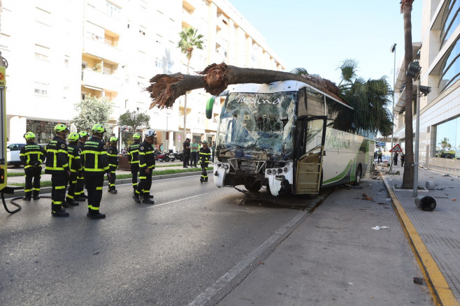 Three dead and two seriously injured after being hit by a bus that lost control at the entrance to Cádiz