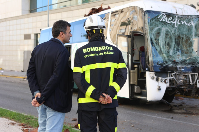Three dead and two seriously injured after being hit by a bus that lost control at the entrance to Cádiz