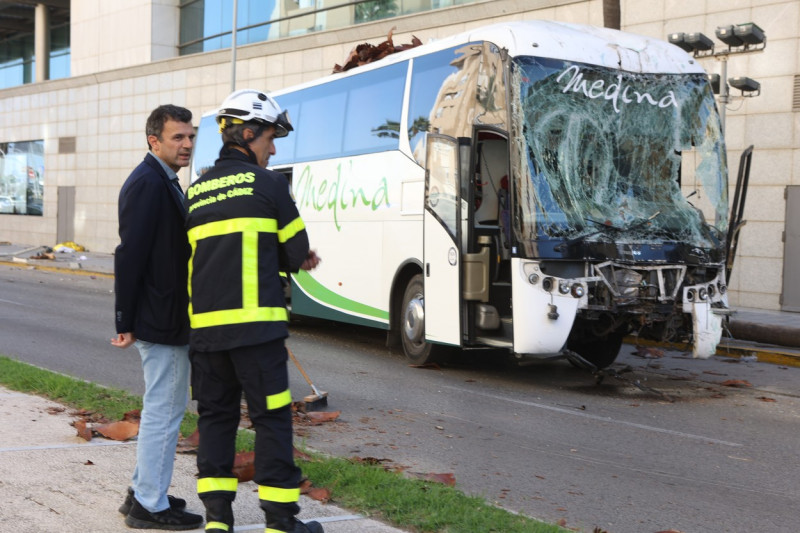 Three dead and two seriously injured after being hit by a bus that lost control at the entrance to Cádiz