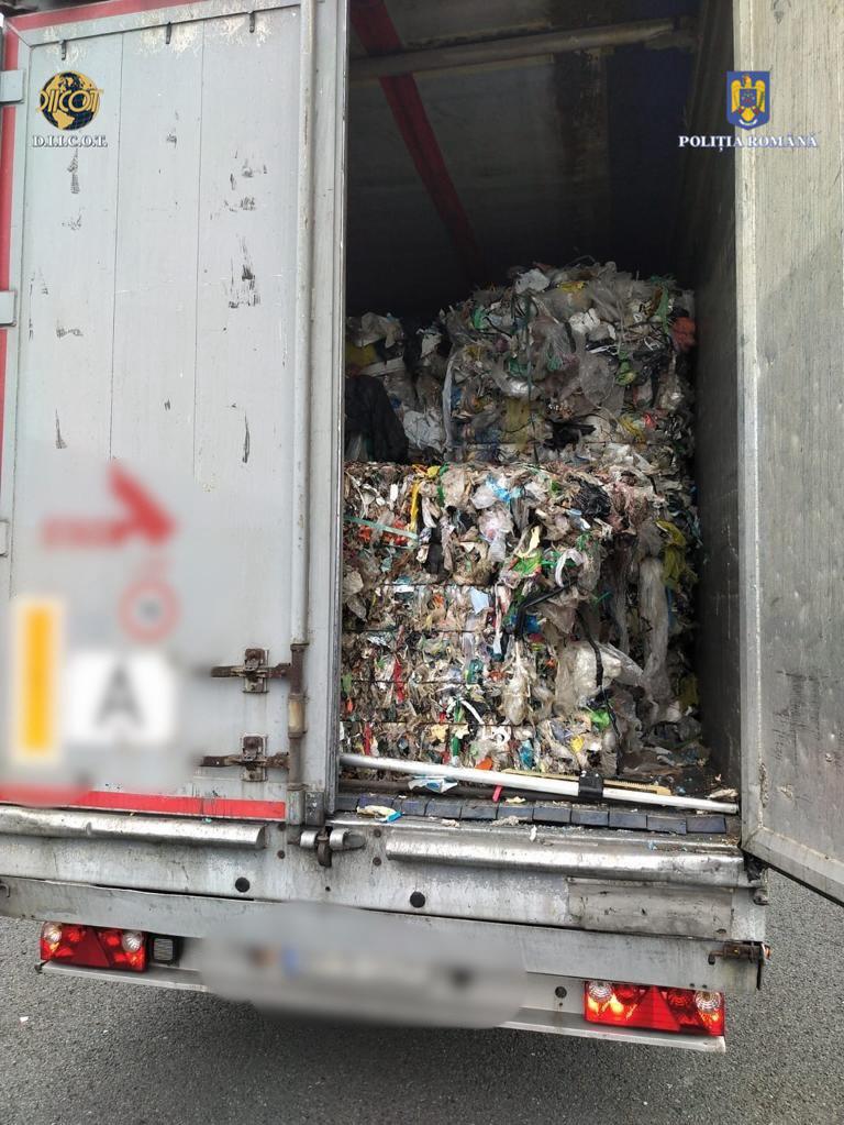 O grupare de contrabandiști ar fi adus în țară 1.500 de tone de deșeuri. DIICOT: Camioanele ajungeau la graniță noaptea și în weekend