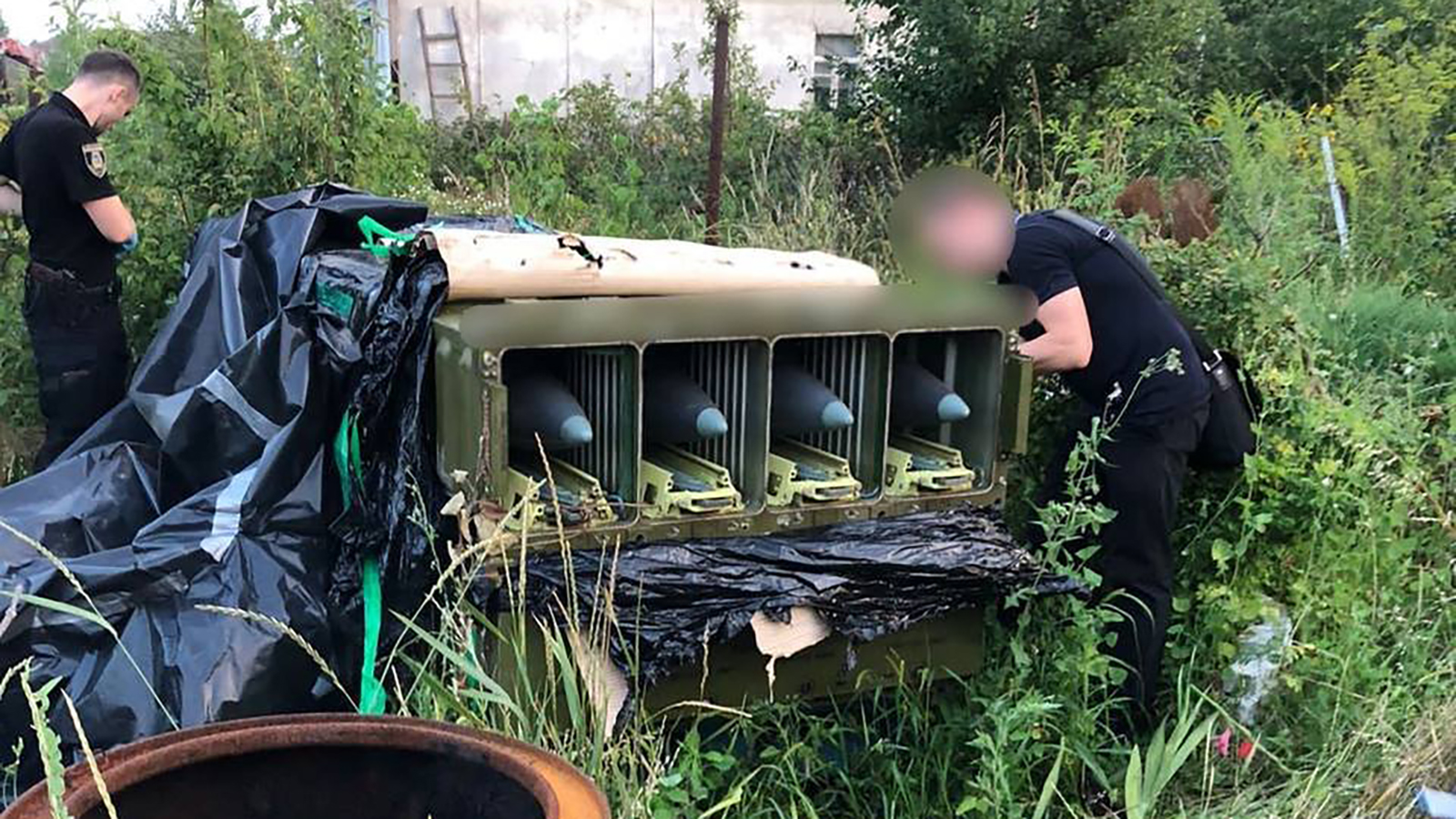 Doi ucraineni au ascuns în curte un sistem de rachete antiaeriene de aproape un milion de dolari, abandonat de ruși