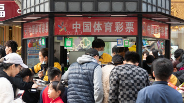 oameni la coada sa cumpere bilete de loterie, in china