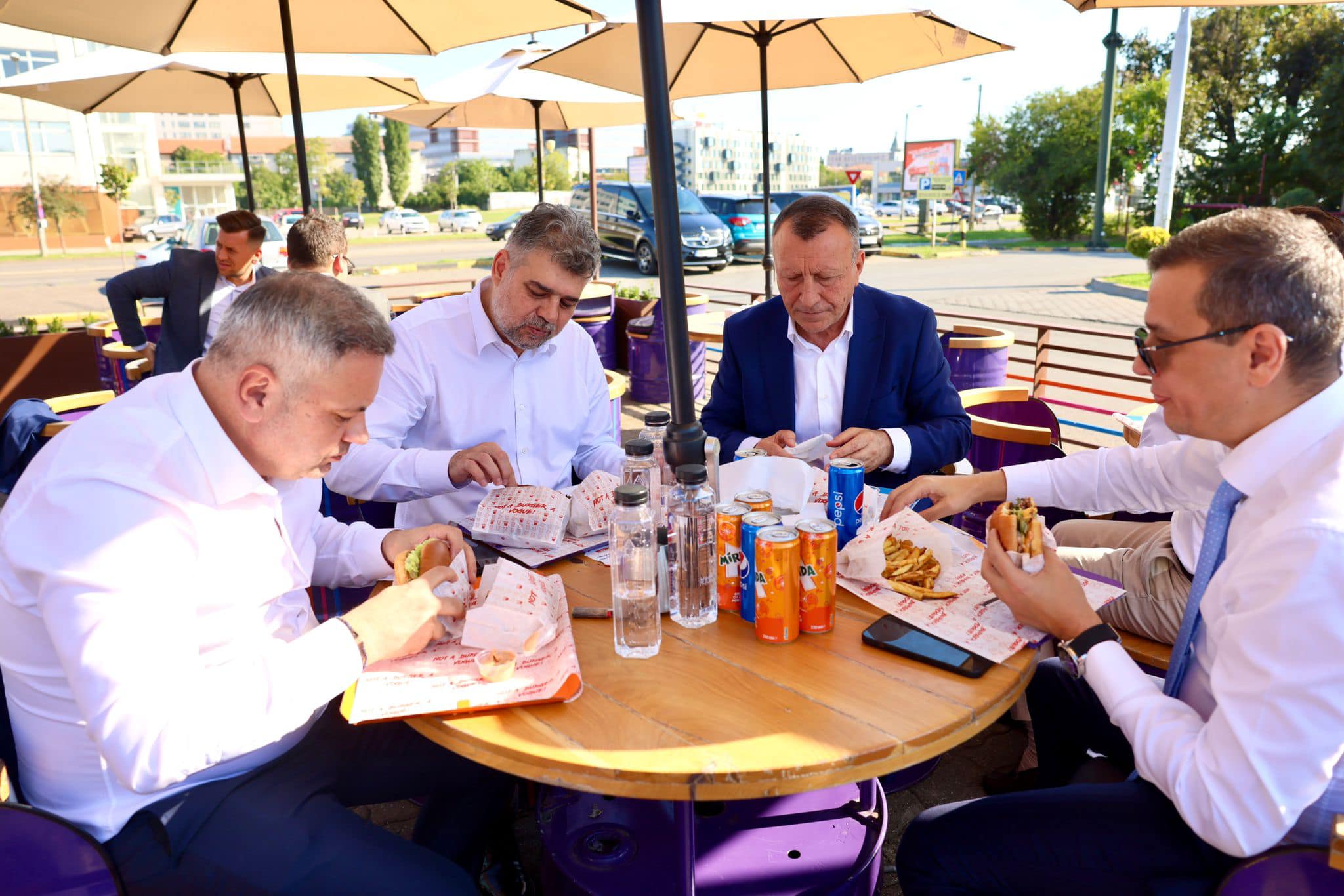 Ciolacu a ieșit la burger, împreună cu Grindeanu, Stănescu și Barbu
