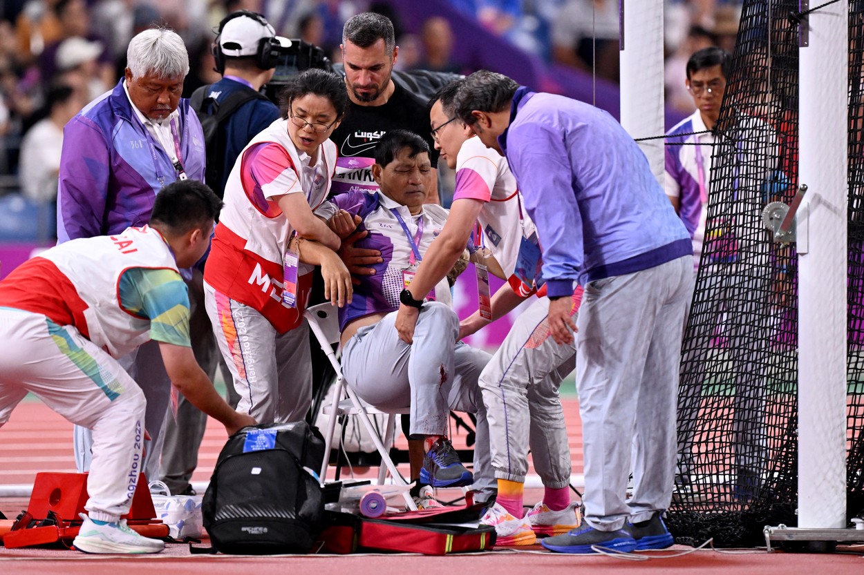 Un oficial de la Jocurile Asiatice a ajuns la spital dupa ce un sportiv l-a ranit cu ciocanul in timpul competitiei