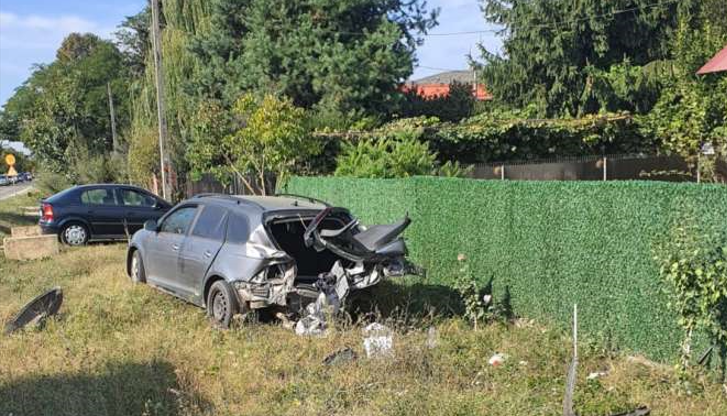 FOTO. Un bărbat a murit şi altul a fost rănit într-un accident în care au fost implicate trei autoturisme