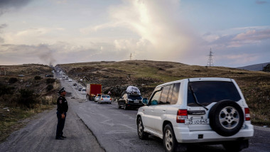 Mașini cu refugiați armeni părăsesc Nagorno-Karabah