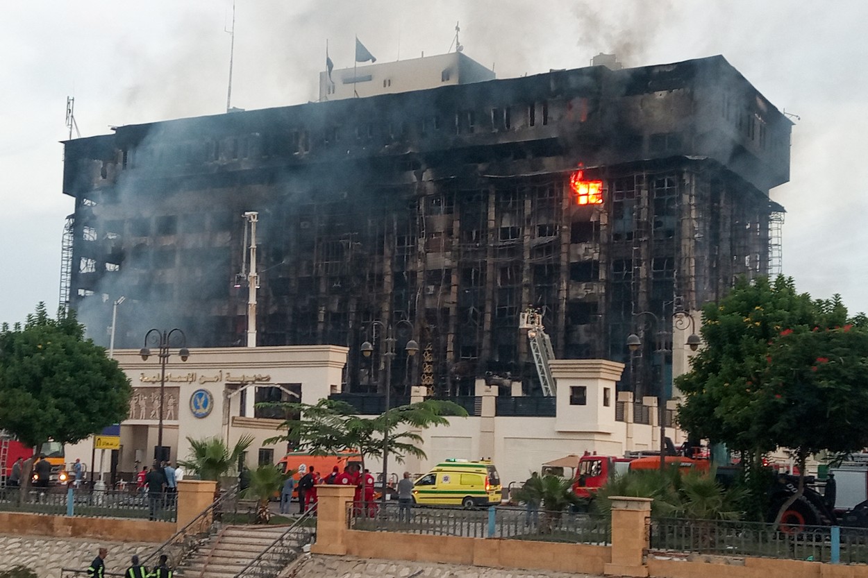 Incendiu uriaș în Egipt. Cel puțin 25 de persoane au fost rănite după ce o clădire a poliției a fost cuprinsă de flăcări