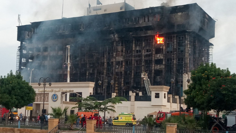 o cladire a luat foc intr-un oras din egipt