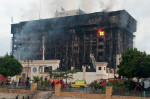 o cladire a luat foc intr-un oras din egipt