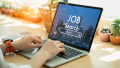 barbat care cauta job uri online, pe laptop