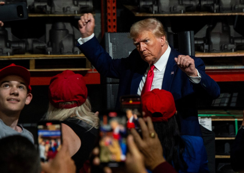 Donald Trump dansează ciudat la un miting