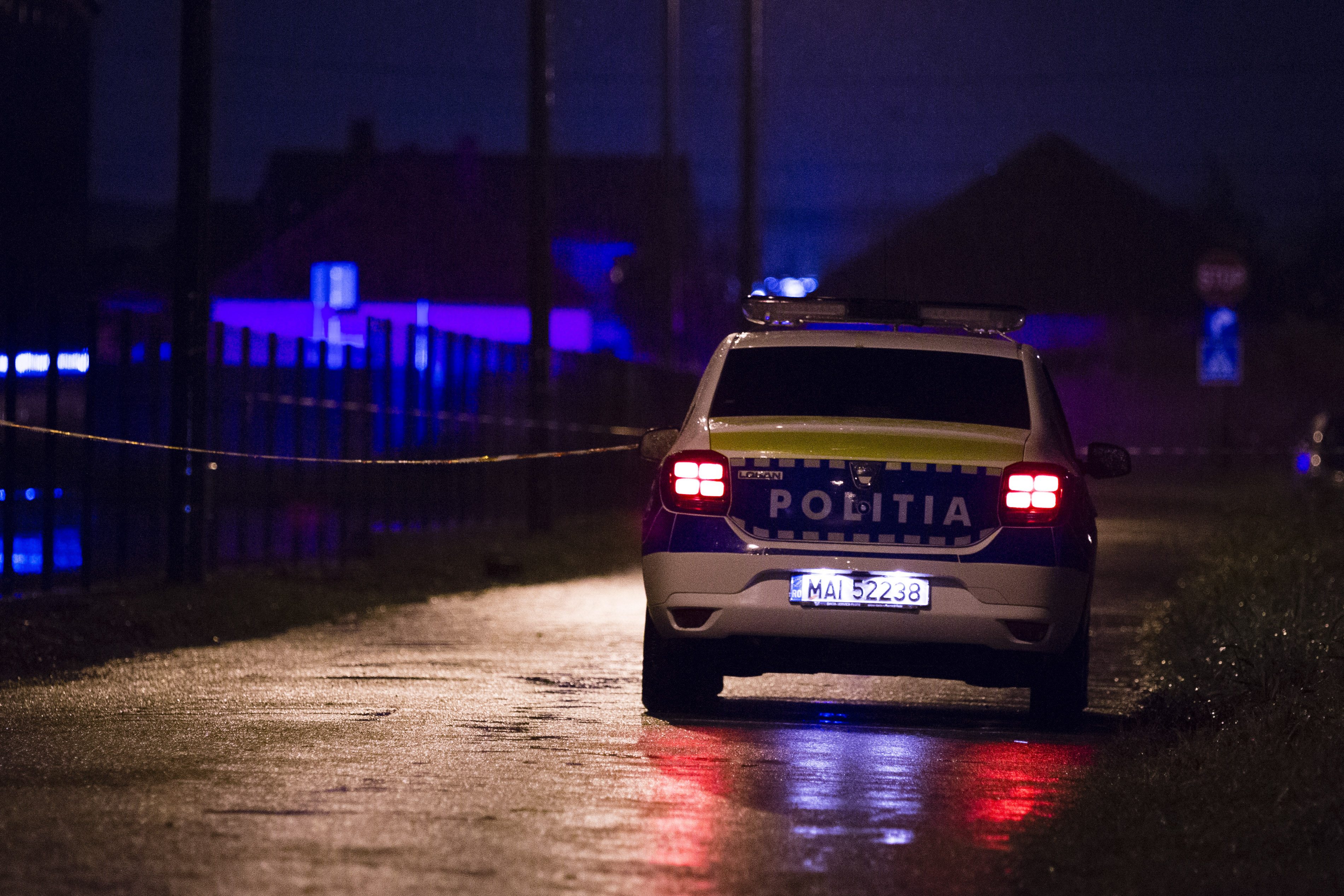 Un bărbat a fost găsit spânzurat la marginea unei păduri din Gorj. Vecinul său a alertat poliția