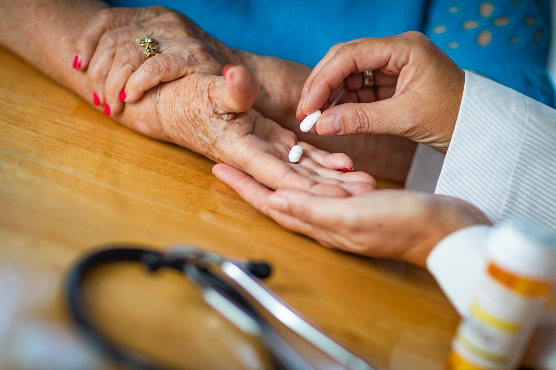 Politico: De ce românii primesc medicamente noi cu doi ani mai târziu decât germanii