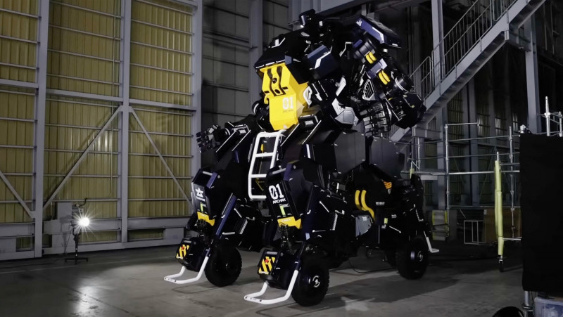 Un robot géant à roues doté d'un cockpit pour un pilote humain a été mis en vente au Japon