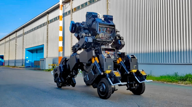 Un robot géant à roues doté d'un cockpit pour un pilote humain a été mis en vente au Japon