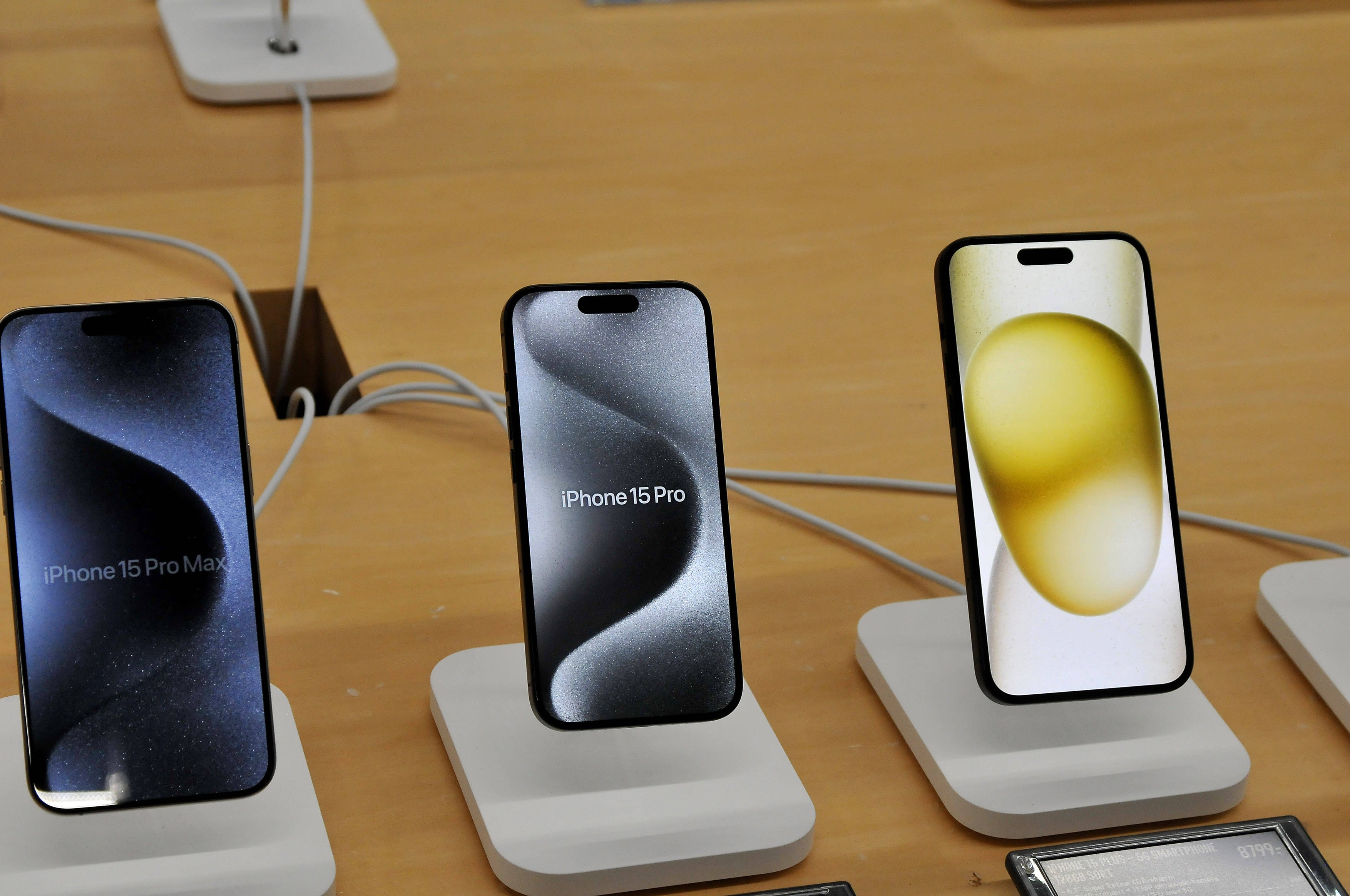 Probleme pentru noile iPhone 15. Utilizatorii se plâng că se supraîncălzesc, Apple recunoaște că e vorba de o eroare