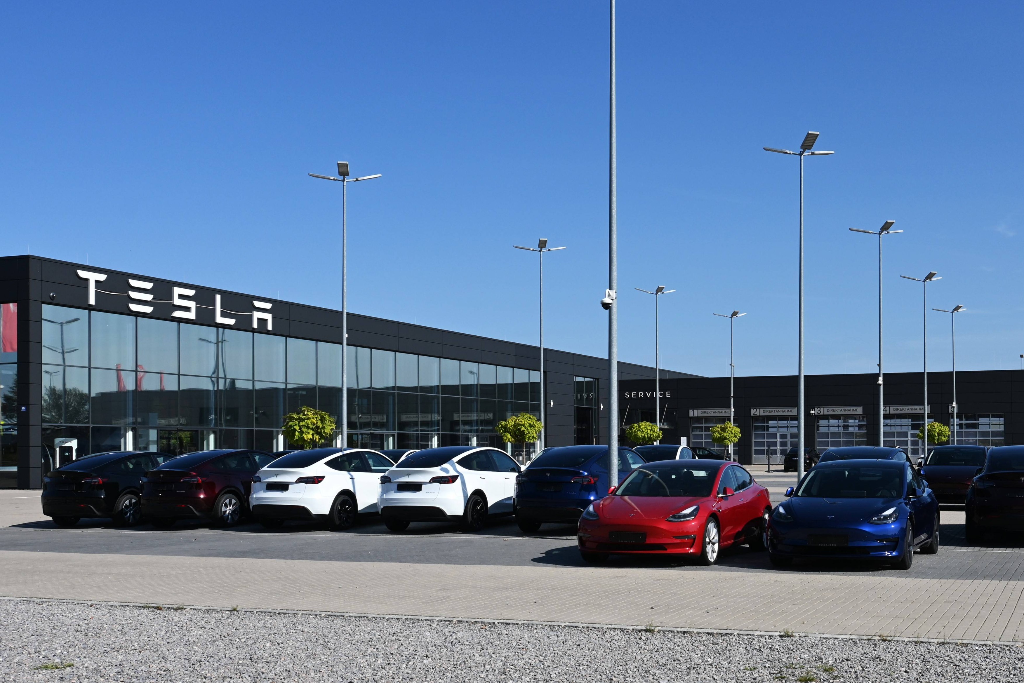 Acțiunile Tesla au scăzut cu peste 2%. Constructorul auto a livrat mai puțin decât și-a propus