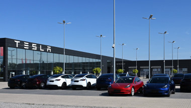 Tesla, Inc - bis 1. Februar 2017 Tesla Motors, ist ein börsennotierter US-amerikanischer Autohersteller, der neben Elekt