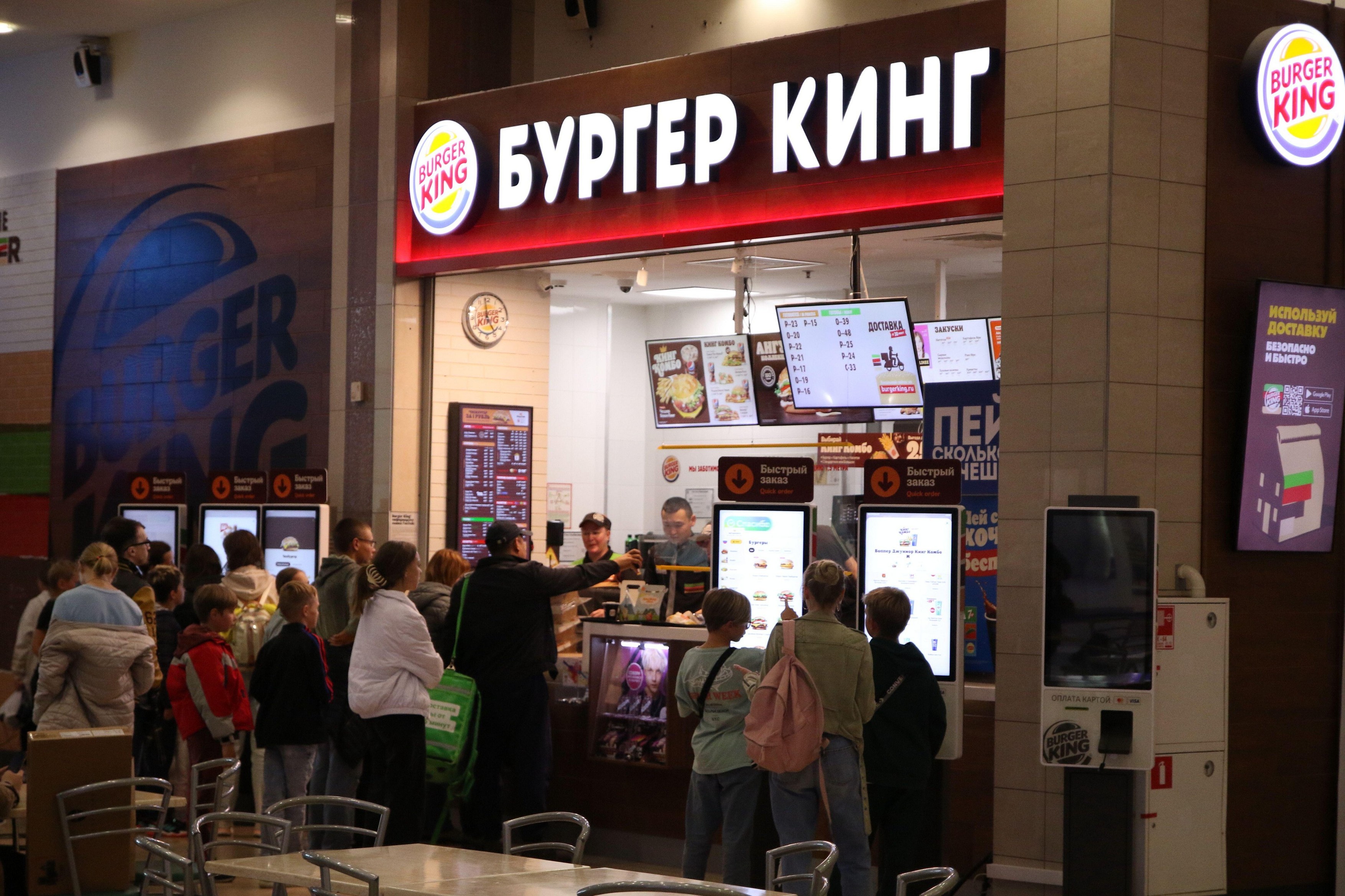 Burger King încă operează în Rusia, deși s-a angajat să părăsească piața acum mai mult de un an