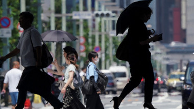 oameni care se plimba pe strazi in japonia