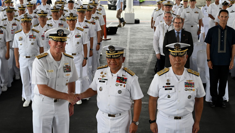 oficiali ai flotelor americana si filipineza