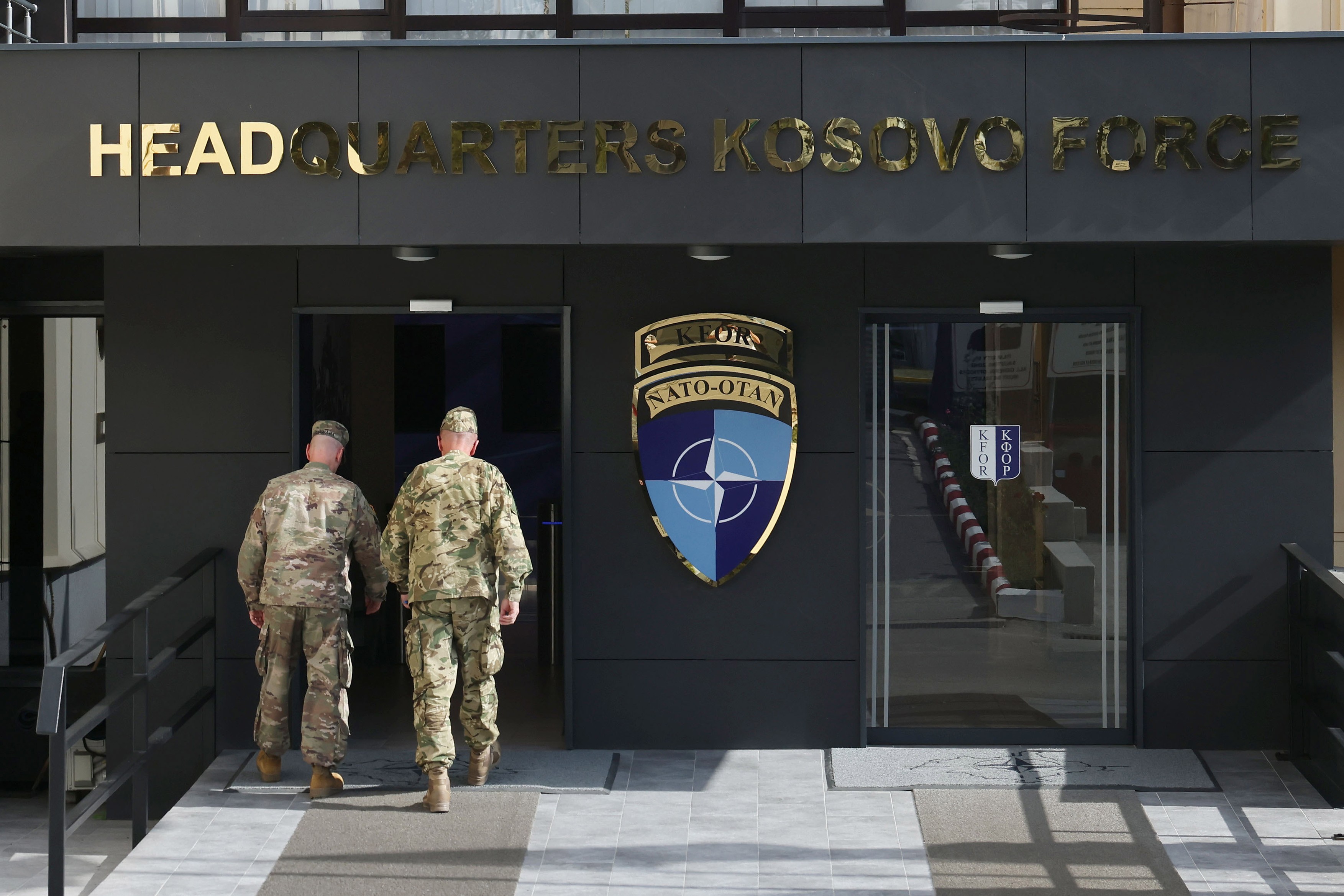 România trimite mai multe forțe militare în misiunea NATO din Kosovo, după creșterea tensiunilor în regiune