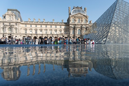 Muzeul Luvru din Paris a fost evacuat sâmbătă „din motive de securitate”