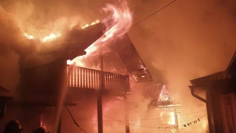 doua case au luat foc in focsani