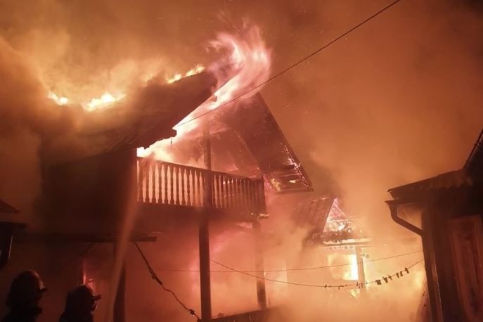 Incendiu uriaș în Focșani. Două case au fost cuprinse de flăcări, după ce o lumânare a fost lăsată aprinsă